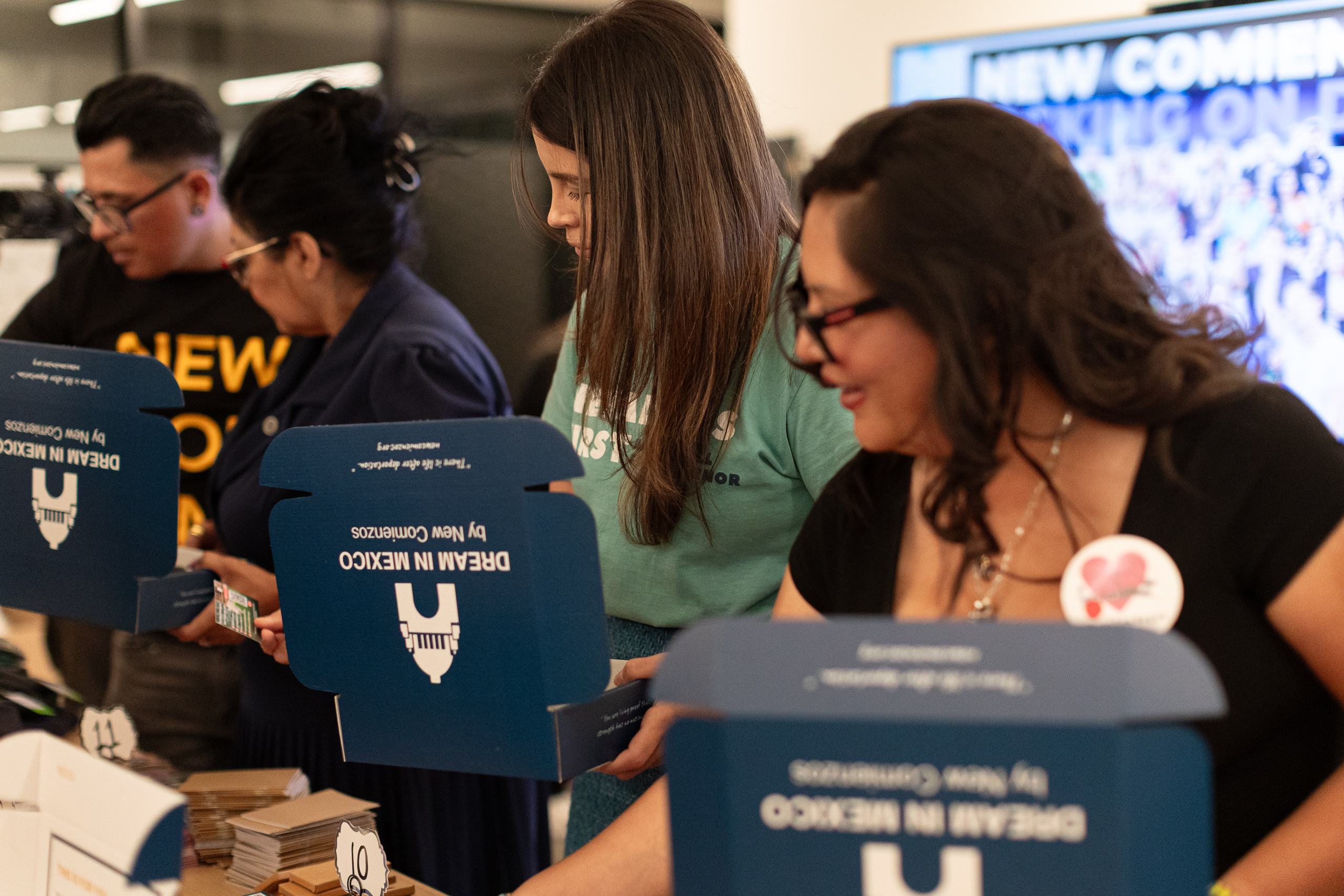 New Comienzos community members together — real people, real connection.